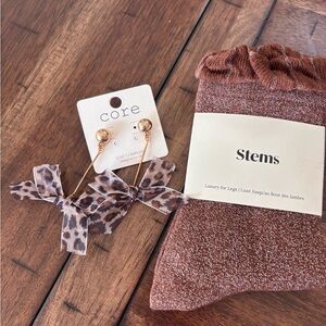 Stems Brown Socks with Leopard Core Earrings Luxury Set